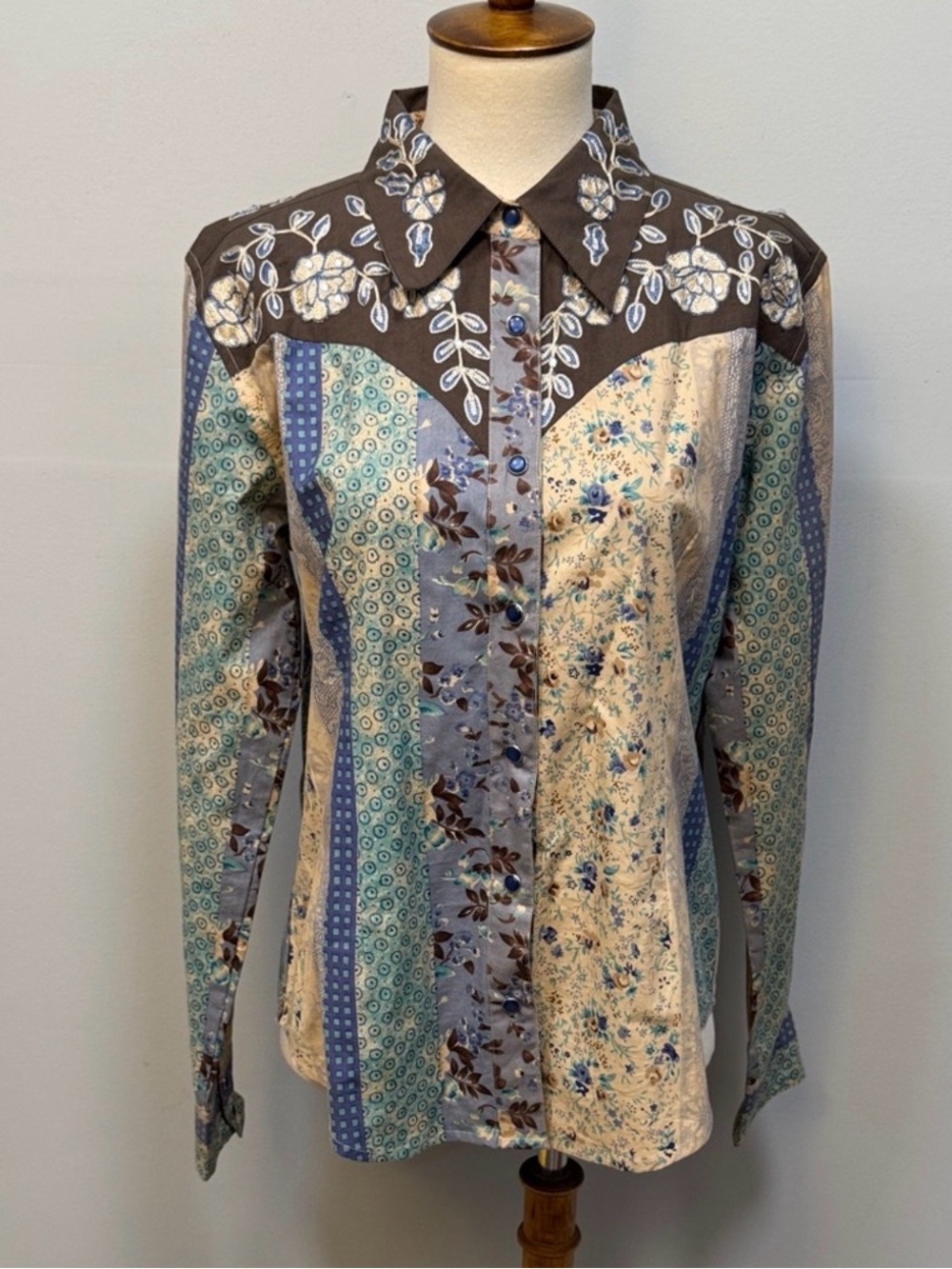 Gorgeous western style pearl snap button down shirt women’s sz M